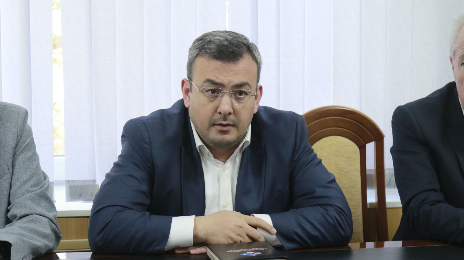 Министр труда и социального развития Республики Дагестан Магомедзагид Кихасуров провел выездной личный прием граждан в администрации города Кизляра.